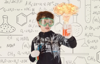 Dziecko podczas doswiadczenia chemicznego